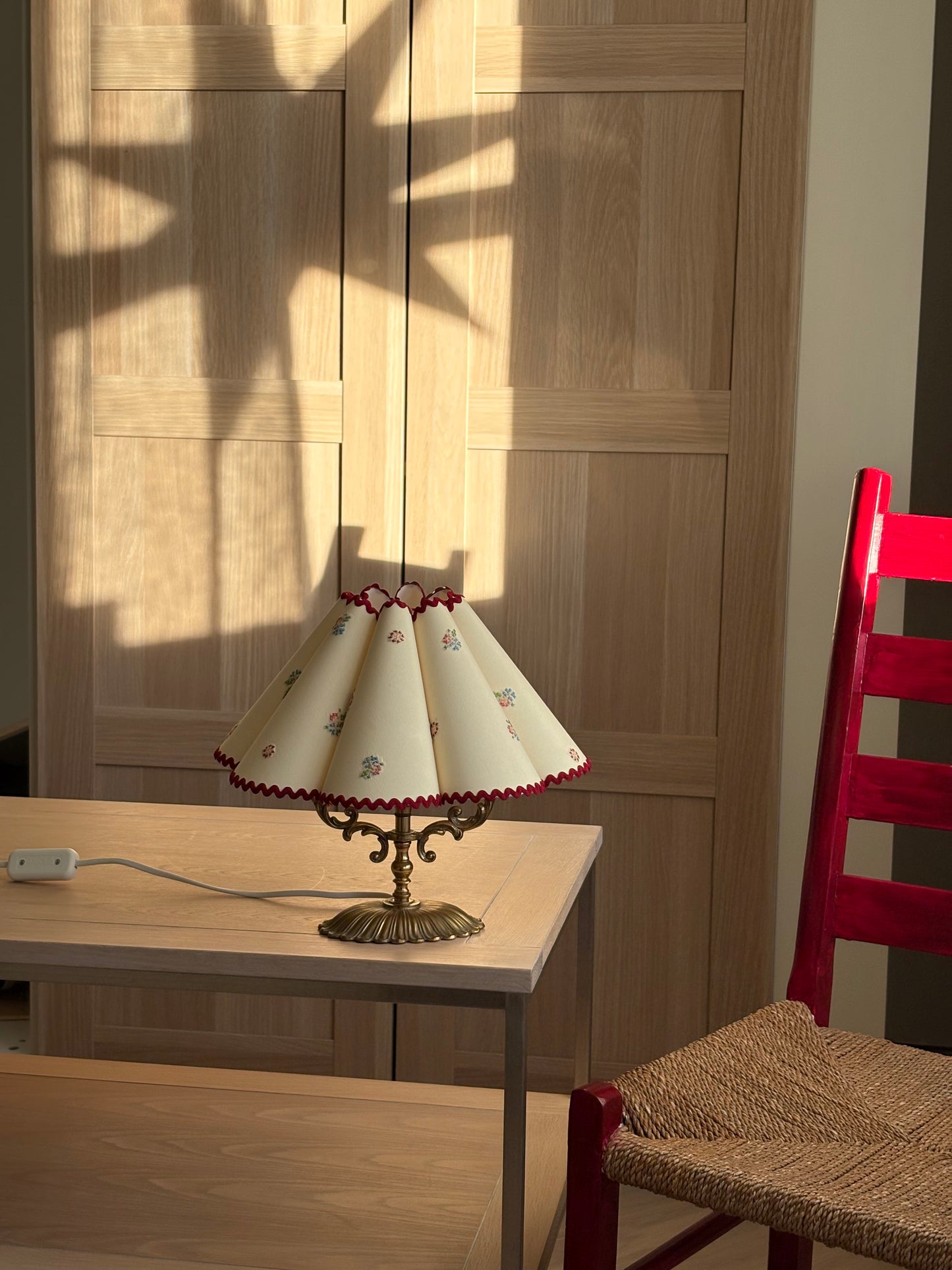 Liten skjerm med brodert duk (forhåndsbestilling)