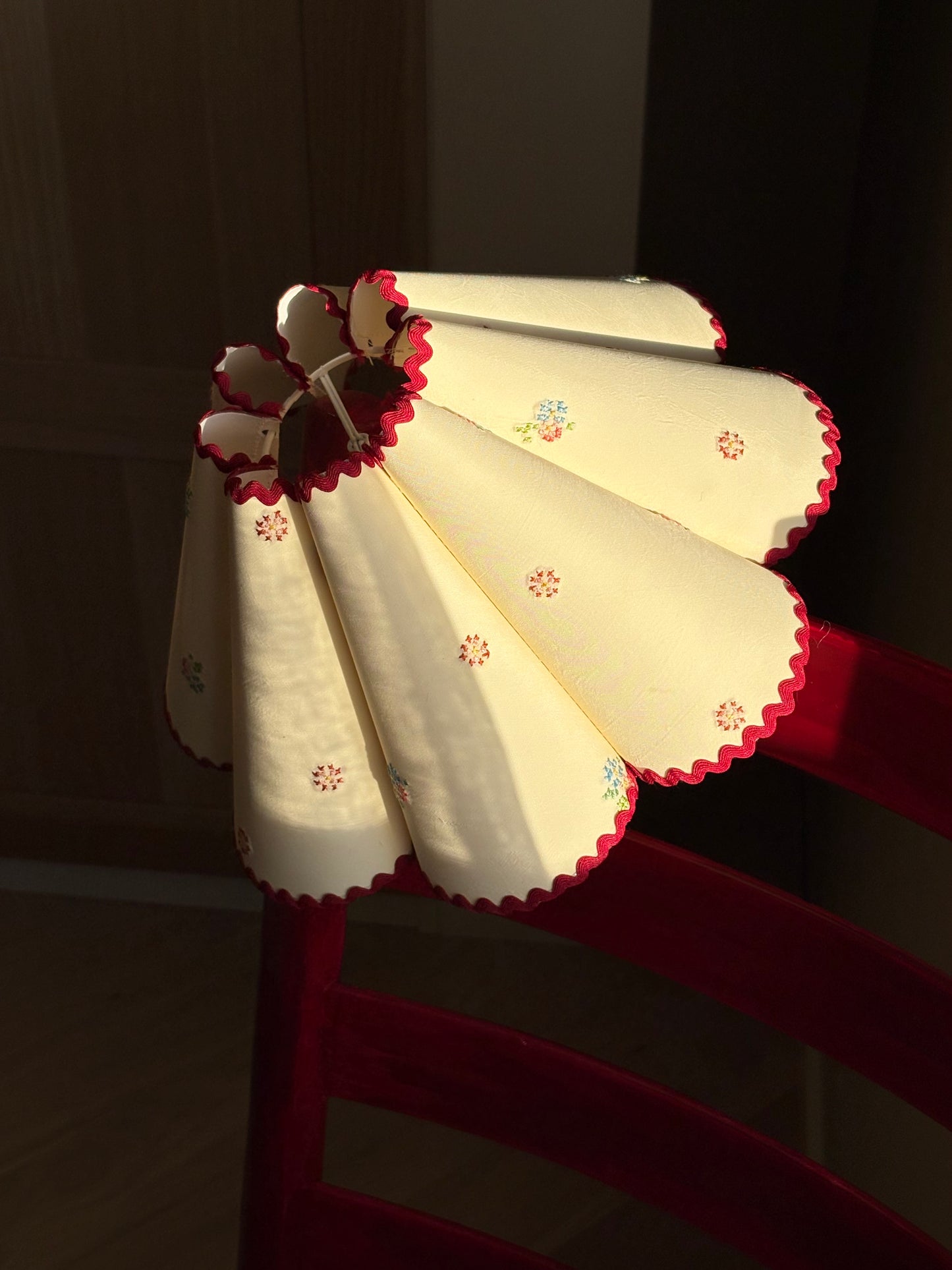 Liten skjerm med brodert duk (forhåndsbestilling)