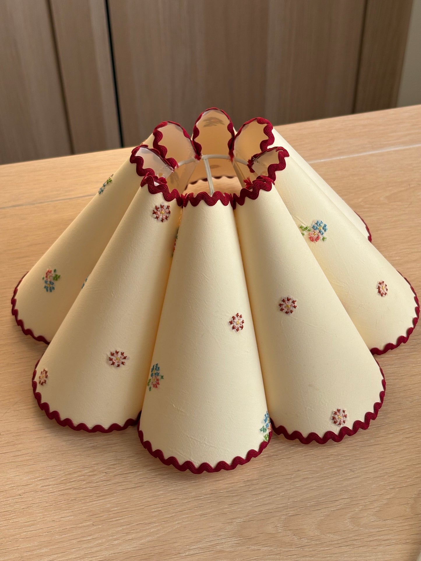 Liten skjerm med brodert duk (forhåndsbestilling)