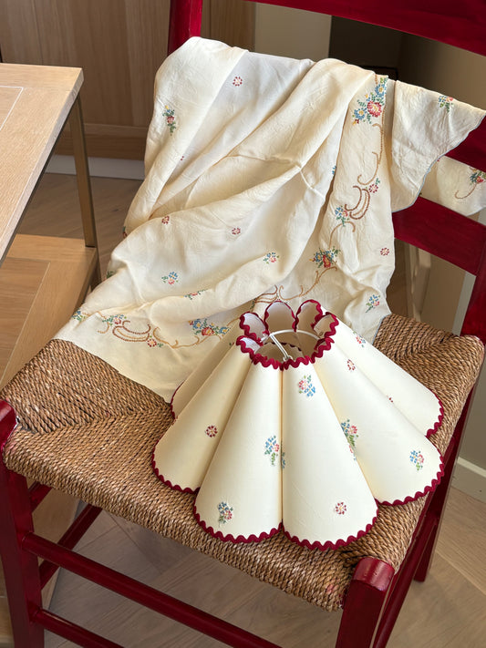 Liten skjerm med brodert duk (forhåndsbestilling)